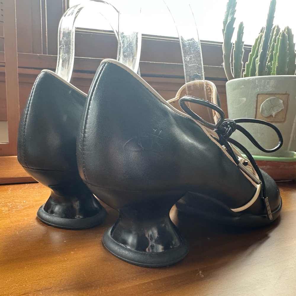 SOLD! Fluevog NEARLY NEW Enneagram Receptive side lace-up black/cream heel - 8 - Picture 3 of 16